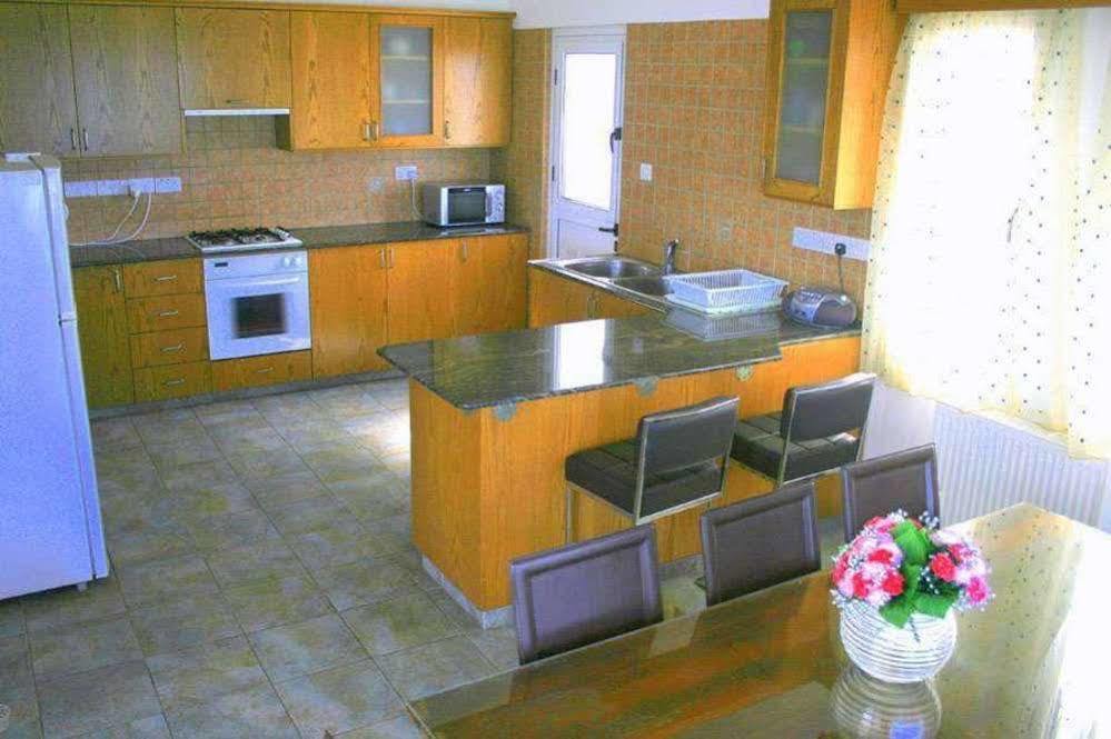 Blue Coral Beach Villas Paphos Bagian luar foto